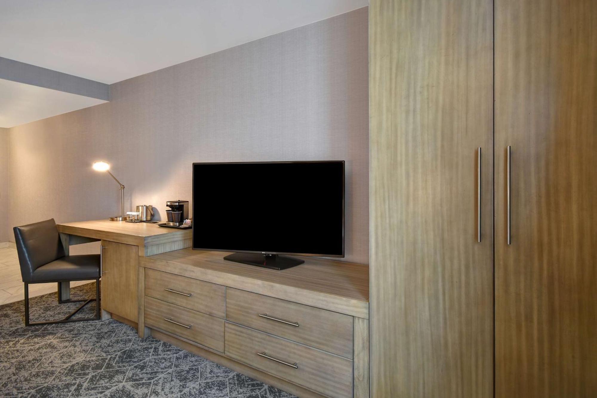 King Room with Accessible Tub - Mobility and Hearing Access